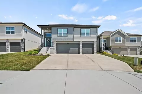 6745 Prairie Ln, Parkville, MO 64152
