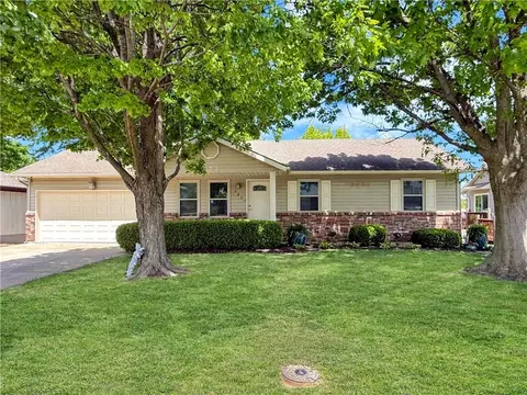 402 W 33rd St, Higginsville, MO 64037