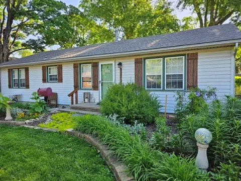 115 S Central St, Buckner, MO 64016