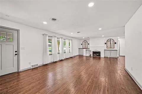 Living - 613 E Red Rd, Independence, MO 64055 photo 1 of 5