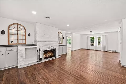 Living - 613 E Red Rd, Independence, MO 64055 photo 4 of 5