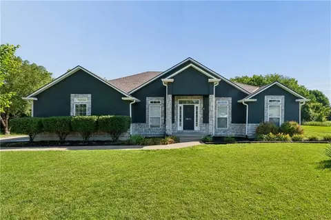 1611 Deer Run Rd, Oak Grove, MO 64075