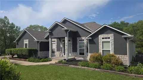 1611 Deer Run Rd, Oak Grove, MO 64075