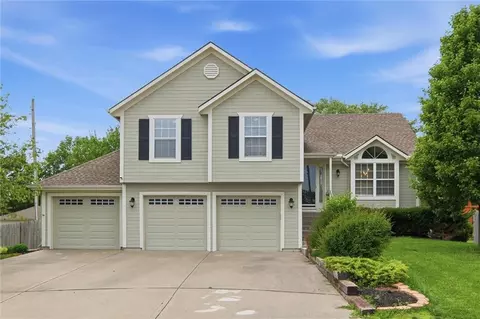 12411 Live Oak Cir, Peculiar, MO 64078