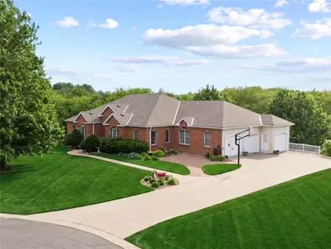 19704 Red Oak Blvd, Saint Joseph, MO 64505
