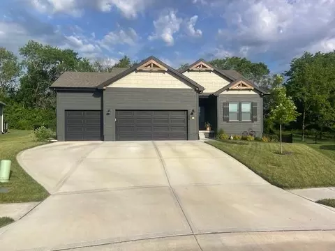 308 Woodview Dr, Raymore, MO 64083