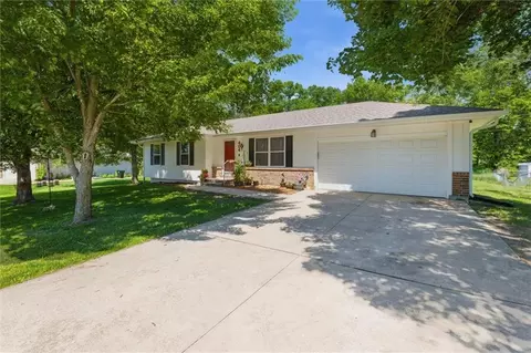 404 Ann Ave, Harrisonville, MO 64701