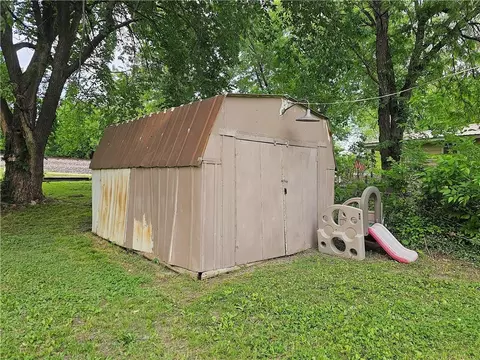 Exterior - 428 E 5th Ave, Garnett, KS 66032 photo 4 of 4