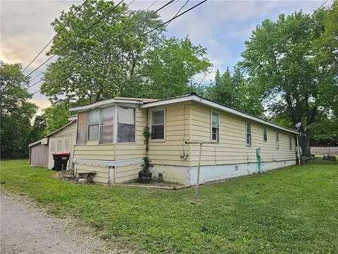 Exterior - 428 E 5th Ave, Garnett, KS 66032 photo 3 of 4