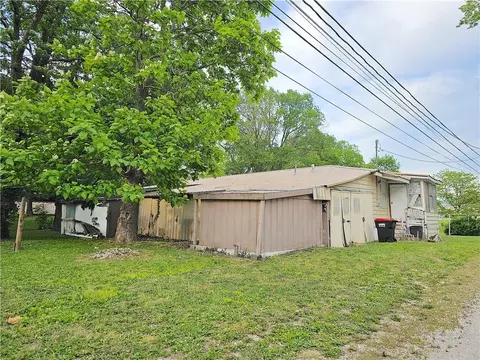 Exterior - 428 E 5th Ave, Garnett, KS 66032 photo 2 of 4