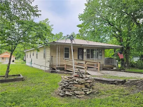 Exterior - 428 E 5th Ave, Garnett, KS 66032 photo 1 of 4