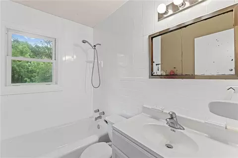 Bath - 11624 E 38th Ter, Independence, MO 64052 photo 1 of 1