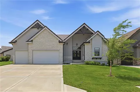 3908 NW Redspire St, Lees Summit, MO 64064
