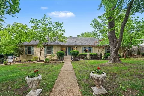 2 W Bridlespur Ter, Kansas City, MO 64114