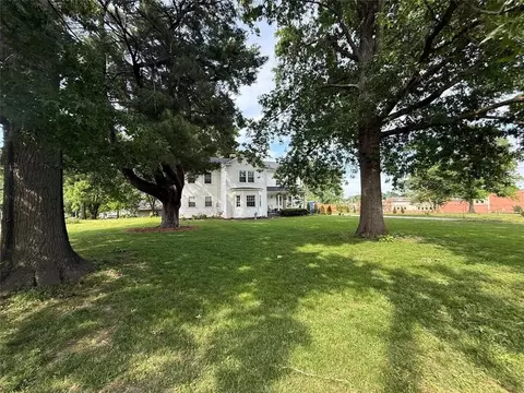 1900 NE 65th St, Gladstone, MO 64118