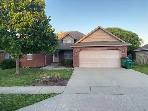 21811 Lombardo Ln, Peculiar, MO 64078