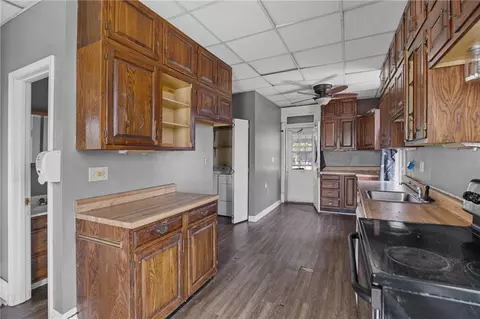 Entry Way - 302 E 4th St, Milan, MO 63556 photo 2 of 11