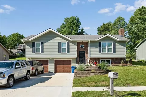 807 E Summit St, Smithville, MO 64089