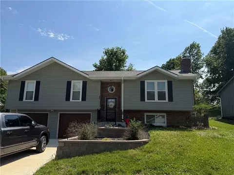 807 E Summit St, Smithville, MO 64089