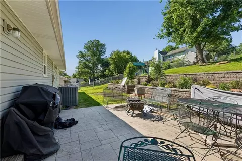 Exterior - 807 E Summit St, Smithville, MO 64089 photo 7 of 12