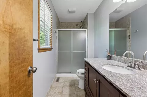 Bath - 807 E Summit St, Smithville, MO 64089 photo 2 of 4