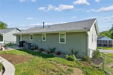 Exterior - 807 E Summit St, Smithville, MO 64089 photo 3 of 12