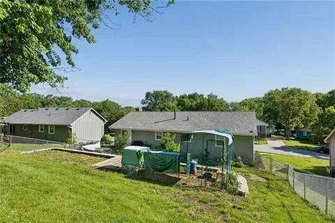 Exterior - 807 E Summit St, Smithville, MO 64089 photo 5 of 12