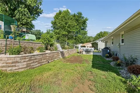 Exterior - 807 E Summit St, Smithville, MO 64089 photo 11 of 12