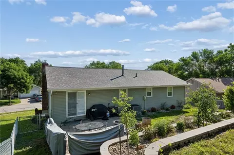 Exterior - 807 E Summit St, Smithville, MO 64089 photo 4 of 12