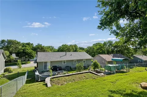 Exterior - 807 E Summit St, Smithville, MO 64089 photo 6 of 12