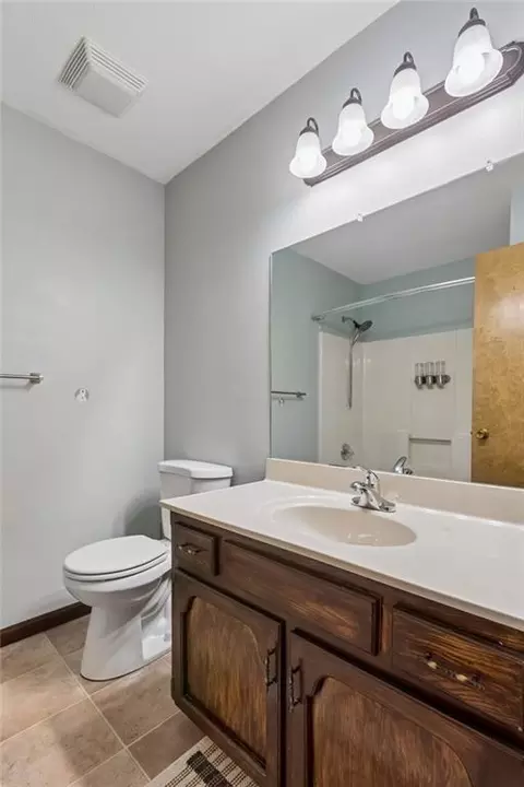 Bath - 807 E Summit St, Smithville, MO 64089 photo 3 of 4