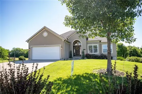 19327 Tomahawk Ln, Saint Joseph, MO 64505