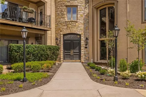 7221 Mission Rd #211, Prairie Village, KS 66208