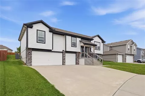 Exterior - 802 Wright St, Pleasant Hill, MO 64080 photo 3 of 8