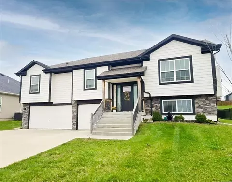 802 Wright St, Pleasant Hill, MO 64080