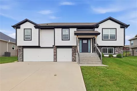 802 Wright St, Pleasant Hill, MO 64080