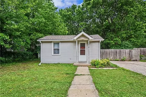 1418 Maple Ln, Lawrence, KS 66044