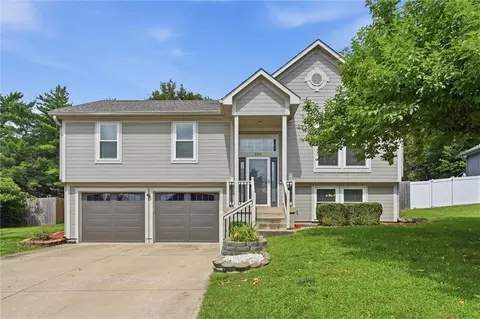 200 N Highland Dr, Raymore, MO 64083