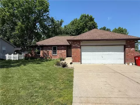 304 Zoe St, Buckner, MO 64016
