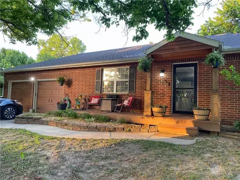 105 S Village Ter, Tonganoxie, KS 66086