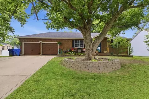 105 S Village Ter, Tonganoxie, KS 66086