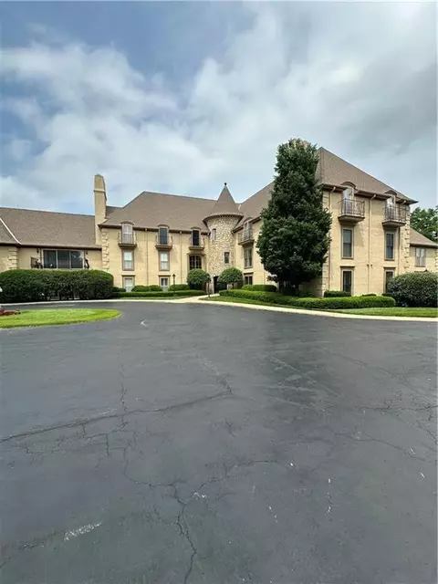 7223 Mission Rd #103, Prairie Village, KS 66208