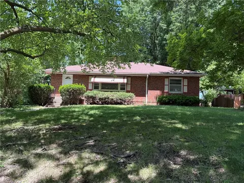 3407 Gene Field Rd, Saint Joseph, MO 64506