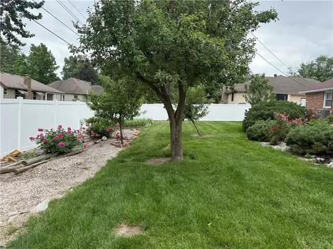 Exterior - 613 NE Coronado Ave, Lees Summit, MO 64063 photo 5 of 6