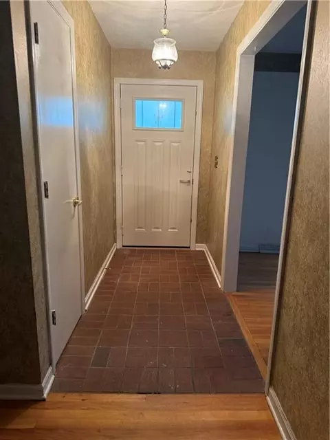 Entry Way - 613 NE Coronado Ave, Lees Summit, MO 64063 photo 1 of 3