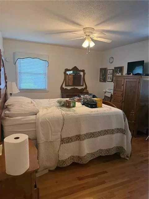 Bedroom - 613 NE Coronado Ave, Lees Summit, MO 64063 photo 4 of 5