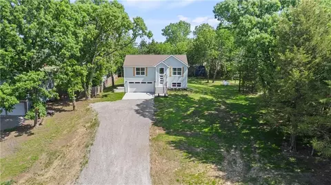 5037 Comanche Ln, Mclouth, KS 66054