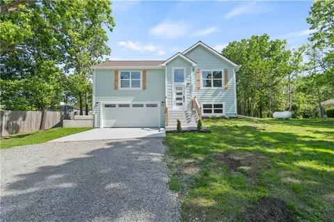5037 Comanche Ln, Mclouth, KS 66054