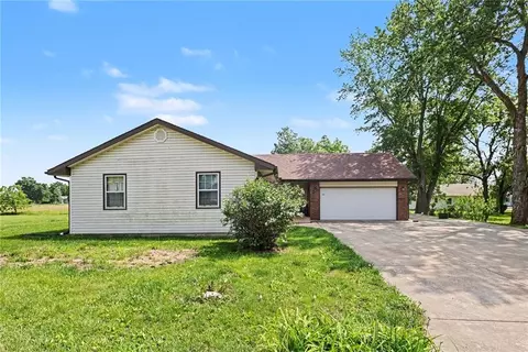 104 Walker Dr, Wellsville, KS 66092
