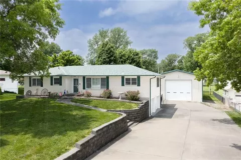 510 S 2nd St, Lansing, KS 66043